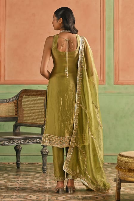 Lashkaraa Butti Embroidered Kurta Set 