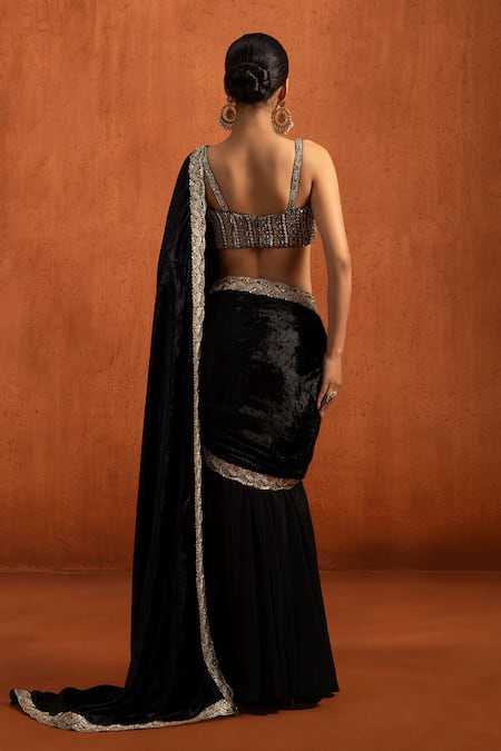 Lashkaraa Embroidered Border Pre-Draped Saree Set 