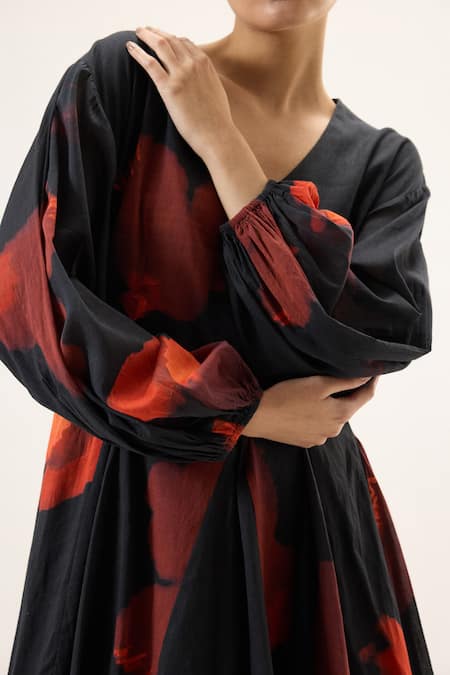 Buy_Kharakapas_Black Muslin V-neck Fleur Puff Sleeve Dress 