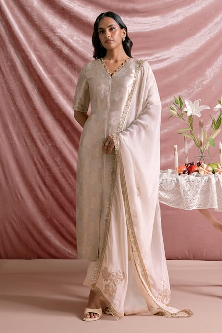 Parshya Scalloped Neckline Hand Embroidered Kurta Set 