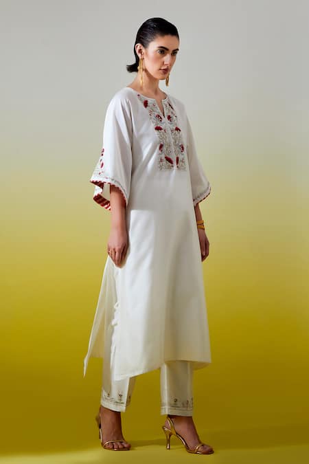 Buy_Anantaa By Roohi_Off White Chanderi Silk Embroidery, Sequins Split V-neck Kaftan Kurta And Pant Set _Online_at_Aza_Fashions
