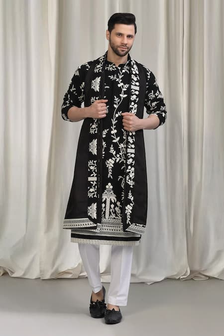 Aham-Vayam Phool Patti Embroidered Kurta Set 