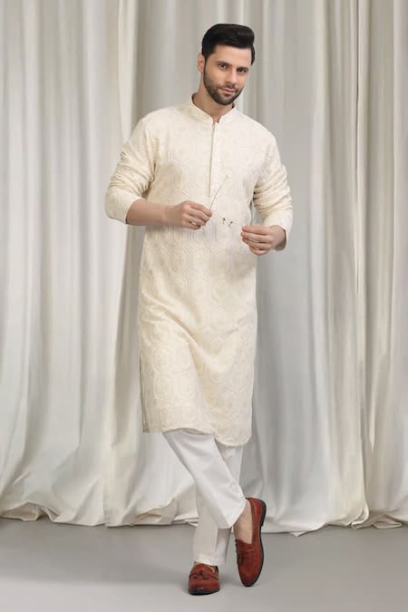 Aham-Vayam Jashne Khaas Embroidered Kurta Set 