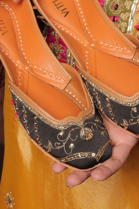 House Of Vitti India_Black Floral Buti Embroidered Juttis _at_Aza_Fashions