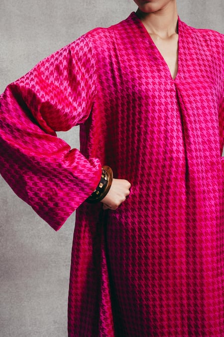 Buy_Ekaya Banaras_Pink Satin V-neck Handwoven Gerum Pattern Banarasi Kaftan _Online_at_Aza_Fashions