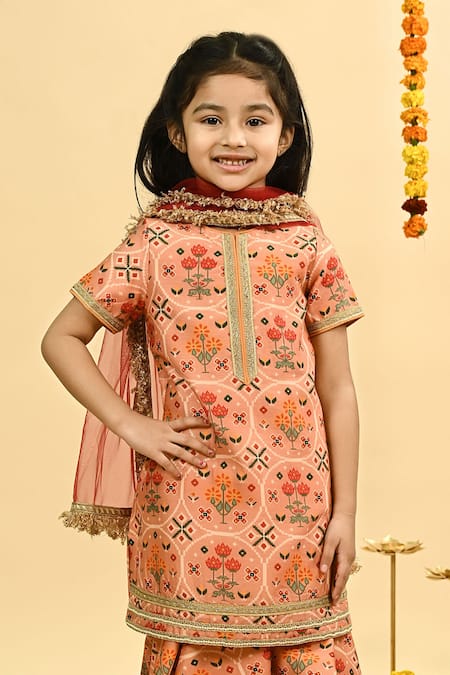 Taber Tikri_Peach Chanderi Zari, Tassels Mughal Pattern Kurta Set _Online_at_Aza_Fashions
