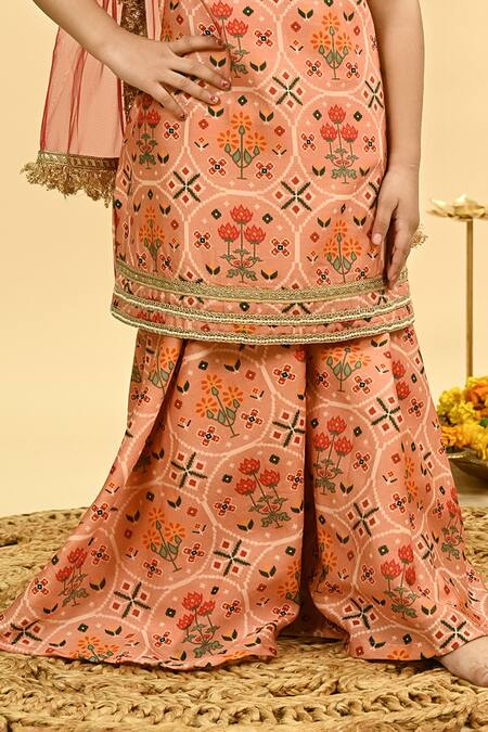 Buy_Taber Tikri_Peach Chanderi Zari, Tassels Mughal Pattern Kurta Set _Online_at_Aza_Fashions