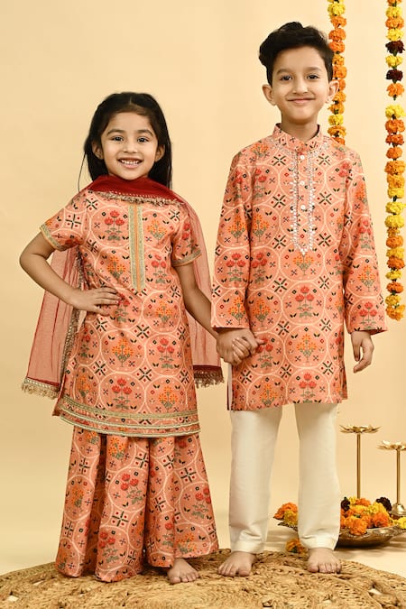 Taber Tikri_Peach Chanderi Zari, Tassels Mughal Pattern Kurta Set _at_Aza_Fashions