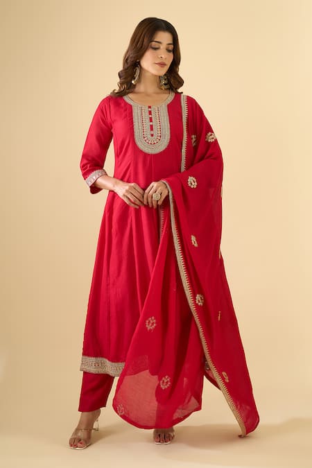 Naintara Bajaj Rosveen Embroidered Silk Kurta Set 