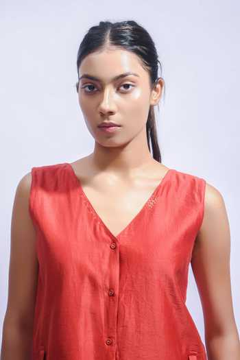 Buy_JAYATI GOENKA_Red Chanderi Silk V-neck Crimson Vest And Pant Set 