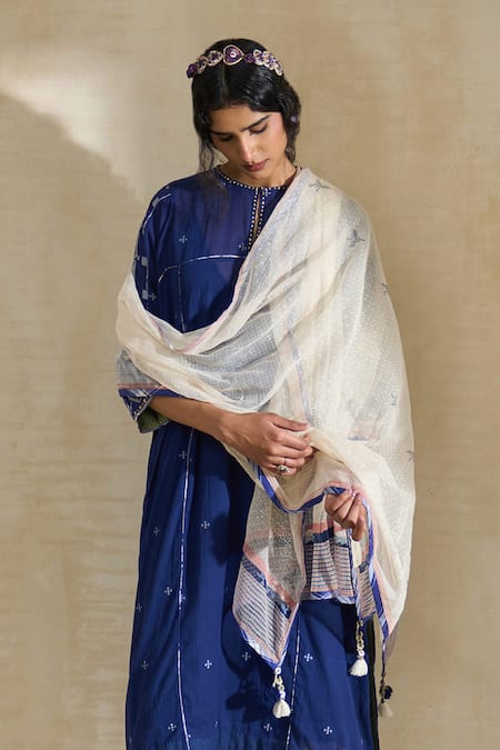 Buy Swatti Kapoor White Silk Beads, Tassels Snow Handwoven Kota Dupatta Online at Aza Fashions Buy_Swatti Kapoor_White Silk Beads, Tassels Snow Handwoven Kota Dupatta _Online_at_Aza_Fashions