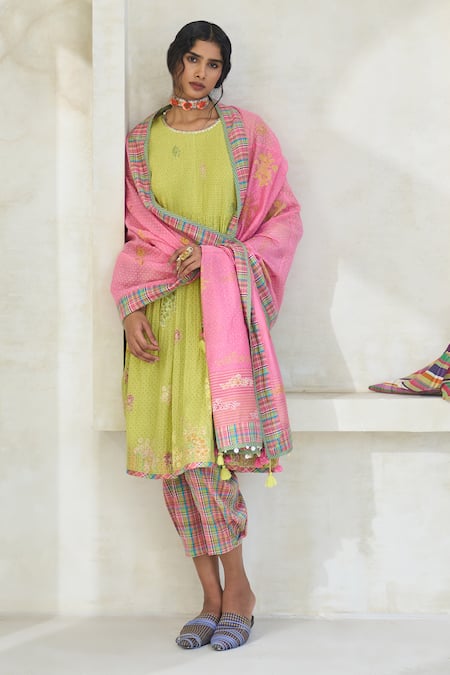 Buy Swatti Kapoor Pink Chanderi Beads, Tassels Nova Handwoven Dupatta Online at Aza Fashions Buy_Swatti Kapoor_Pink Chanderi Beads, Tassels Nova Handwoven Dupatta _Online_at_Aza_Fashions