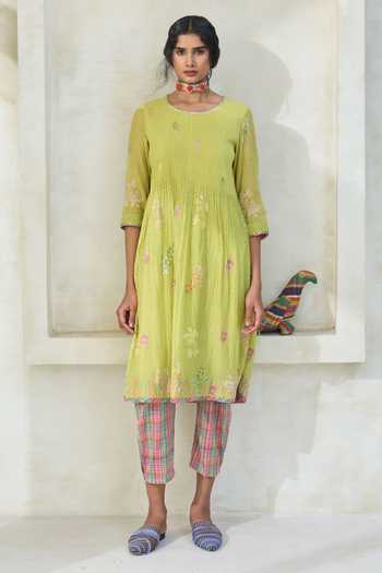 Swatti Kapoor_Pink Chanderi Tassels Round Neck James Handwoven Kurta Set _Online_at_Aza_Fashions
