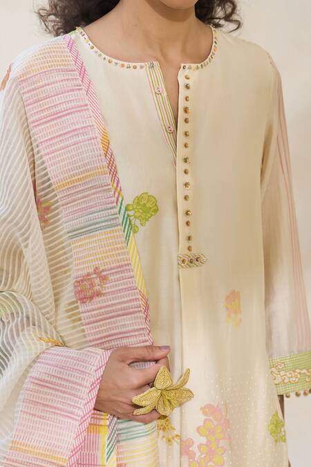Swatti Kapoor_White Chanderi Beads Round Neck Jinger Handwoven Kurta _at_Aza_Fashions