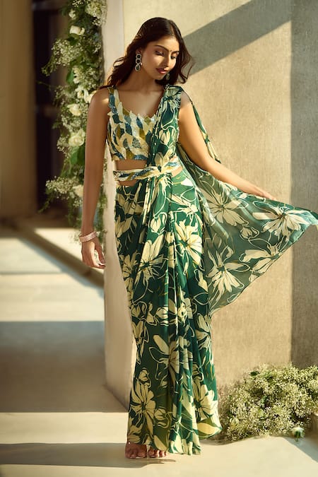 Buy_Samyukta Singhania_Green Viscose, Silk Sweetheart Neck Floral Pattern Pre-draped Saree Set _Online_at_Aza_Fashions