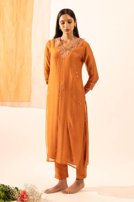 Buy_Tatwa_Orange Chanderi Embroidery V-neck Resham Kurta Set _Online_at_Aza_Fashions