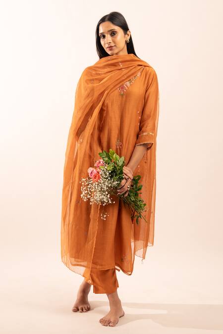 Shop_Tatwa_Orange Chanderi Embroidery V-neck Resham Kurta Set _Online_at_Aza_Fashions