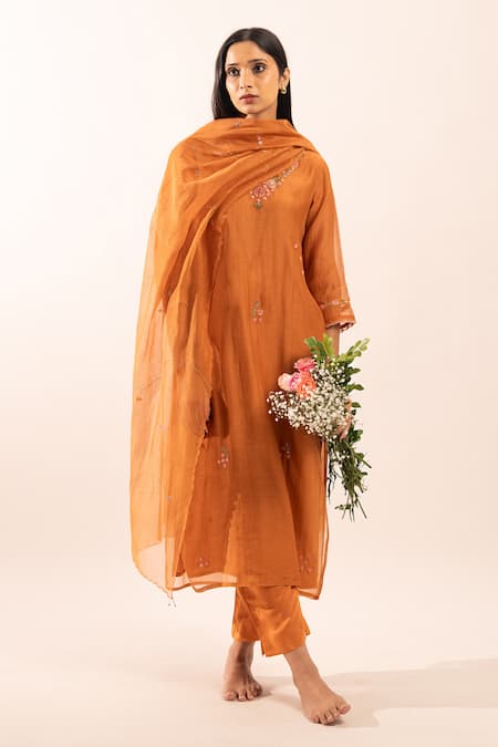 Tatwa_Orange Chanderi Embroidery V-neck Resham Kurta Set _at_Aza_Fashions