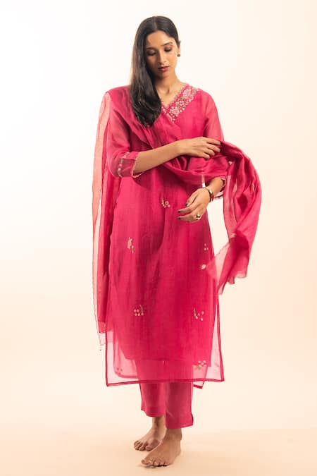 Buy_Tatwa_Pink Chanderi Embroidery V-neck Resham Kurta Set _Online_at_Aza_Fashions
