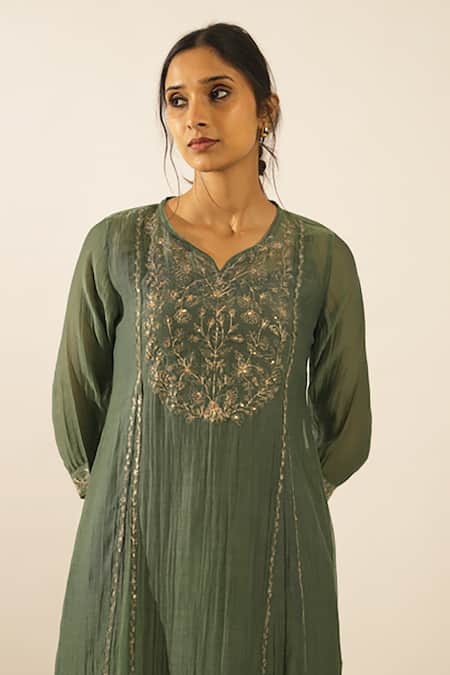 Buy_Tatwa_Green Chanderi Sequins, Zari V-neck Embroidered Kurta Set _Online_at_Aza_Fashions