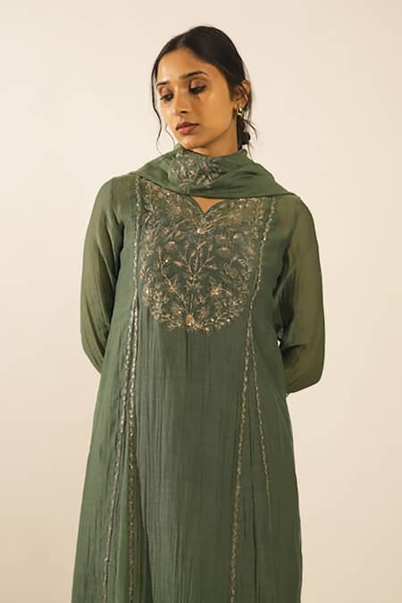 Shop_Tatwa_Green Chanderi Sequins, Zari V-neck Embroidered Kurta Set _Online_at_Aza_Fashions