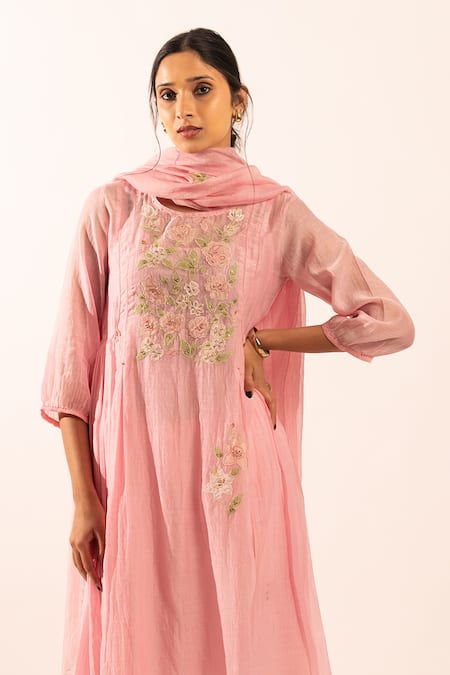 Buy_Tatwa_Pink Chanderi Embroidery Round Neck Floral Patchwork Kurta Set 