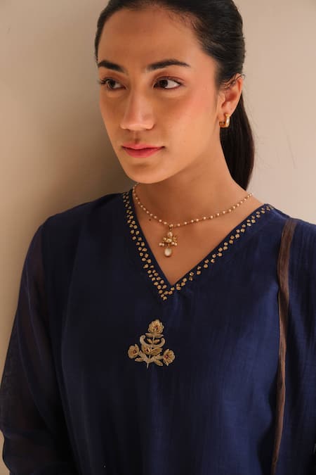 Juanita By Shubhda_Blue Organza Zari V-neck Azure Work Kurta Set _Online_at_Aza_Fashions