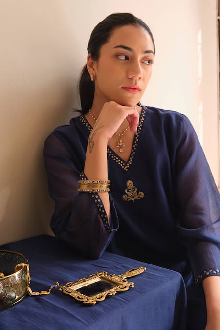 Buy_Juanita By Shubhda_Blue Organza Zari V-neck Azure Work Kurta Set _Online_at_Aza_Fashions