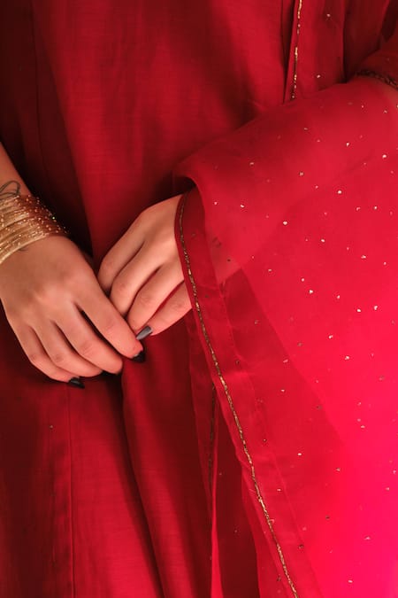 Juanita By Shubhda Red Chanderi Split V-neck Aira Scarlet Zardozi Embroidered Kurta Set Online at Aza Fashions Juanita By Shubhda_Red Chanderi Split V-neck Aira Scarlet Zardozi Embroidered Kurta Set _Online_at_Aza_Fashions