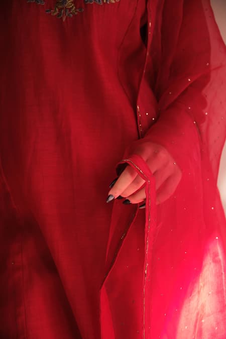 Juanita By Shubhda Red Chanderi Split V-neck Aira Scarlet Zardozi Embroidered Kurta Set at Aza Fashions Juanita By Shubhda_Red Chanderi Split V-neck Aira Scarlet Zardozi Embroidered Kurta Set _at_Aza_Fashions