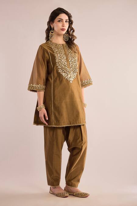 saina kapoor_Gold Organza, Chanderi Gota Patti Round Neck Embroidered Yoke Kurta Set _Online_at_Aza_Fashions