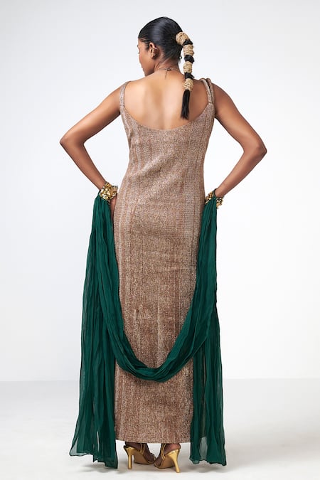 Rishi and Vibhuti Sand Dunes Embroidered Kurta With Dupatta 