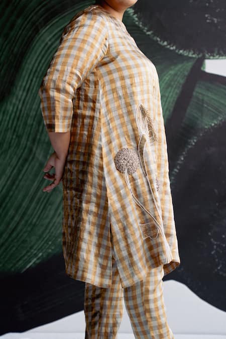 Esha Arora_Gold Tissue Embroidery Round Neck Aari Work Straight Kurta And Pant Set _at_Aza_Fashions