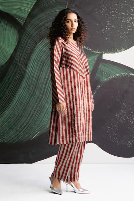 Esha Arora_Maroon Tissue Embroidery Round Neck Stripes Pattern Kurta Set _at_Aza_Fashions