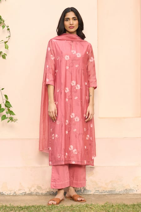 Vaayu Hibiscus Embroidered Kurta Set 