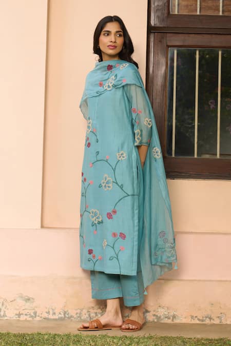 Vaayu_Blue Muslin Applique Round Neck Floral Pattern Kurta Set _Online_at_Aza_Fashions