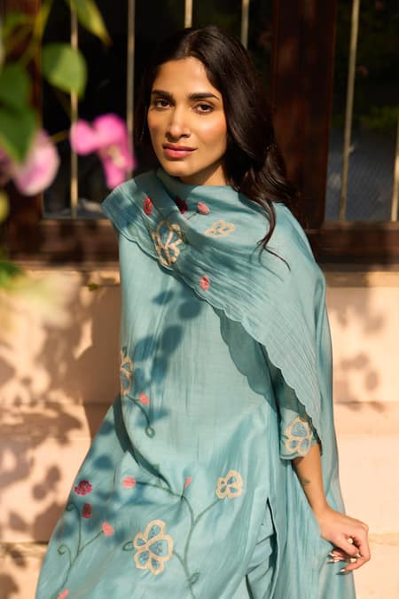 Buy_Vaayu_Blue Muslin Applique Round Neck Floral Pattern Kurta Set _Online_at_Aza_Fashions
