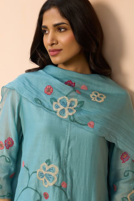 Vaayu_Blue Muslin Applique Round Neck Floral Pattern Kurta Set _at_Aza_Fashions