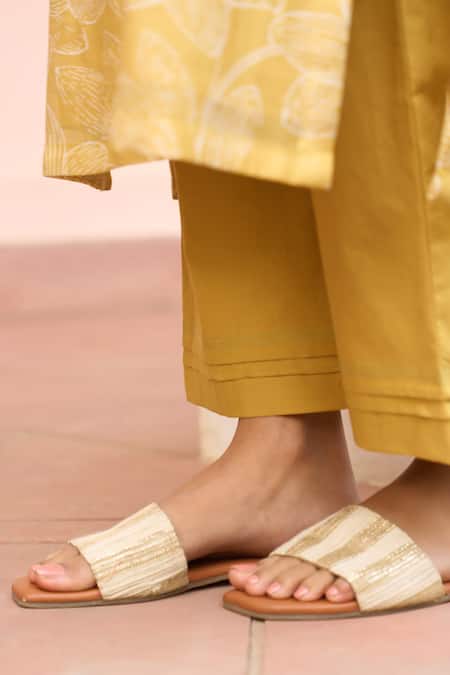 Vaayu Yellow Muslin Embroidery, Tassels Rue Floral Cotton Kurta Set Online at Aza Fashions Vaayu_Yellow Muslin Embroidery, Tassels Rue Floral Cotton Kurta Set _Online_at_Aza_Fashions