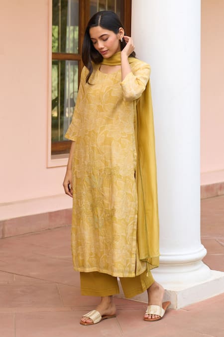 Buy Vaayu Yellow Muslin Embroidery, Tassels Rue Floral Cotton Kurta Set Online at Aza Fashions Buy_Vaayu_Yellow Muslin Embroidery, Tassels Rue Floral Cotton Kurta Set _Online_at_Aza_Fashions