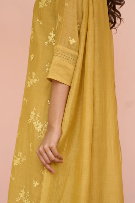 Vaayu Yellow Muslin Embroidery V-neck Rue Thread Cotton Kurta Set at Aza Fashions Vaayu_Yellow Muslin Embroidery V-neck Rue Thread Cotton Kurta Set _at_Aza_Fashions