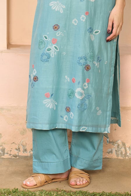 Vaayu_Muslin Embroidery, Applique Keyhole Neck Kurta Set _Online_at_Aza_Fashions