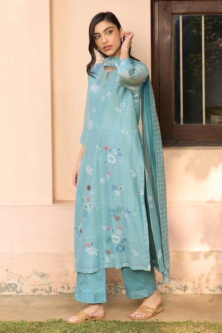Shop_Vaayu_Muslin Embroidery, Applique Keyhole Neck Kurta Set _Online_at_Aza_Fashions