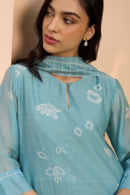 Vaayu_Muslin Embroidery, Applique Keyhole Neck Kurta Set _at_Aza_Fashions