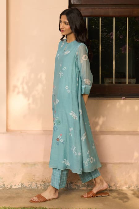 Vaayu_Muslin Applique Keyhole Neck Floral Pattern Cotton Kurta And Pant Set _Online_at_Aza_Fashions