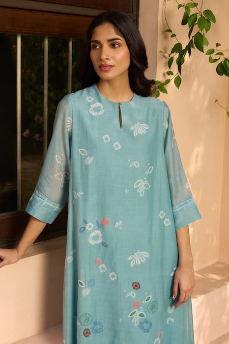Vaayu_Muslin Applique Keyhole Neck Floral Pattern Cotton Kurta And Pant Set _at_Aza_Fashions