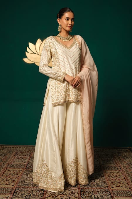 Buy_Niloufer By Aasif Ally_Gold Silk, Tissue Sequins, Cut Work V-neck Chevron Pattern Kurta Sharara Set 