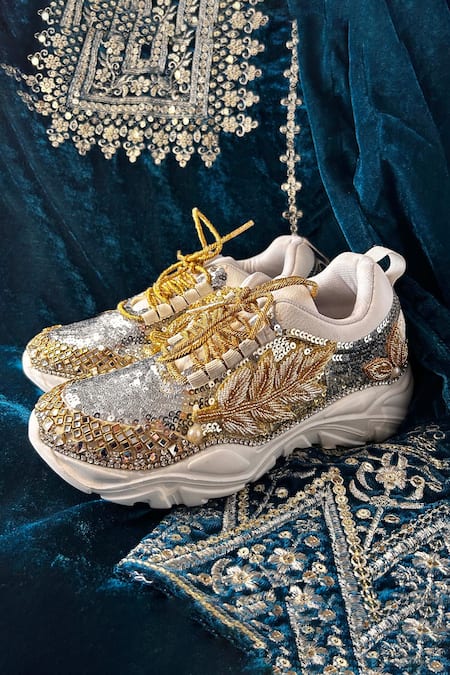 Chal Jooti Gold Maghumalti Her Highness Embellished Shoes at Aza Fashions Chal Jooti_Gold Maghumalti Her Highness Embellished Shoes _at_Aza_Fashions