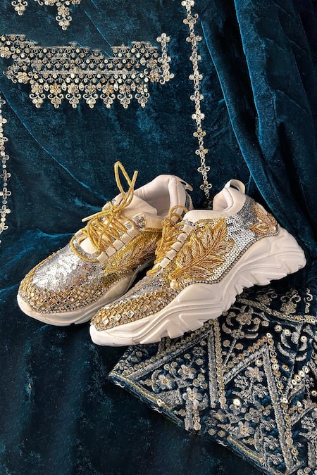 Buy Chal Jooti Gold Maghumalti Her Highness Embellished Shoes Buy_Chal Jooti_Gold Maghumalti Her Highness Embellished Shoes