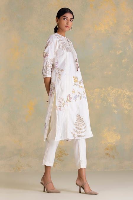 Buy_Kaveri_Off White Linen Lace Mandarin Collar Botanique Kurta _Online_at_Aza_Fashions